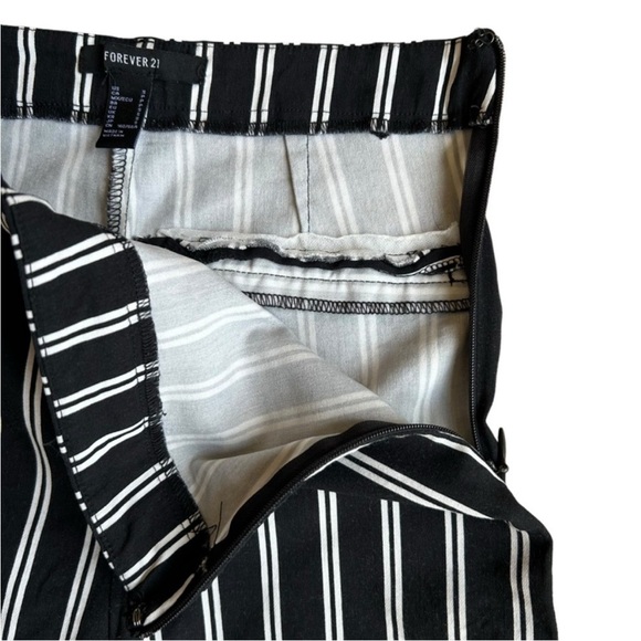 Black and White Striped Pants 🖤🤍🖤 - Picture 4 of 9